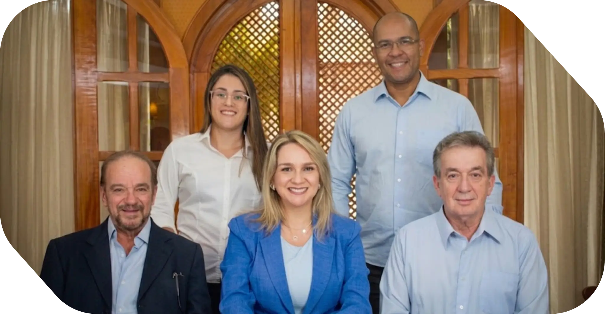 Equipe do escritório JP HOTT Advocacia reunida na sede em Manhuaçu